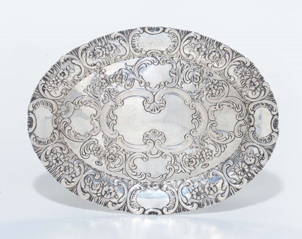 Vassoio ovale in argento sbalzato, XX secolo