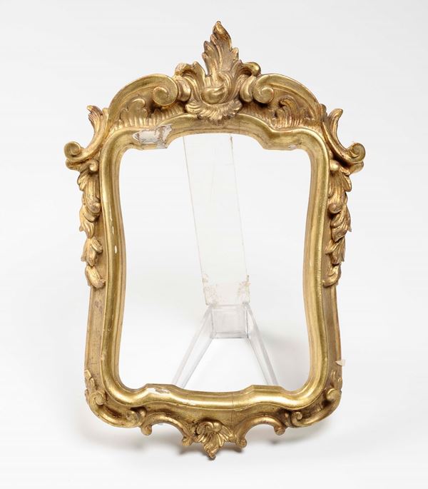 Due cornicette sagomate dorate e una ovale intagliata