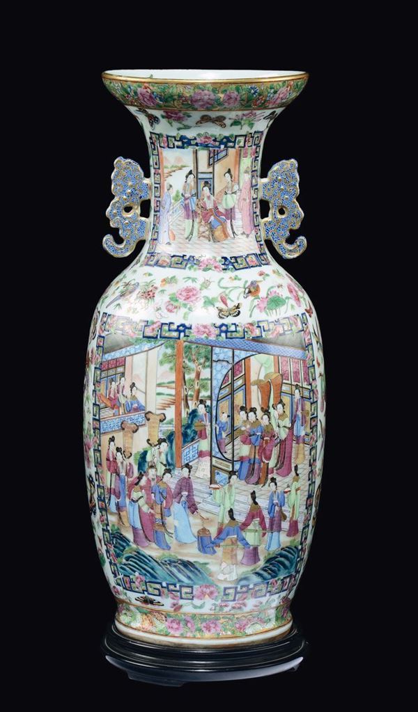 Vaso in porcellana Famiglia Rosa con raffigurazione di scene di vita di corte entro riserve, Cina, Dinastia Qing, XIX secolo
