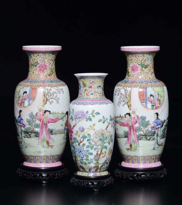 Lotto composto da una coppia vasi ed un vasetto in porcellana Famiglia Rosa con raffigurazione di Guanyin, Cina, XX secolo