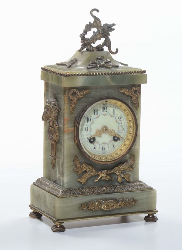 Pendola da tavolo in marmo verde e bronzi dorati, Francia XIX-XX secolo