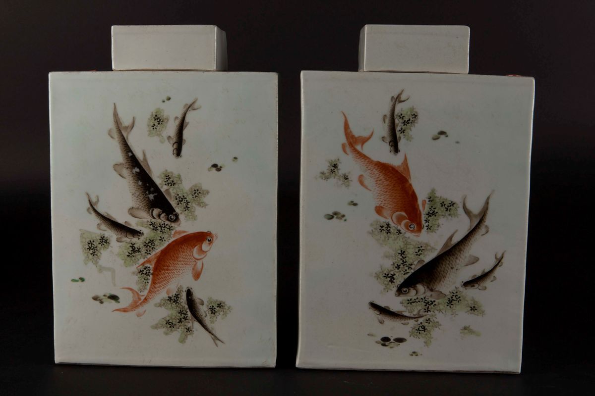 Coppia di Vasi in Porcellana a Smalti Policromi con Coperchio con Disegno di Carpe ed Iscrizioni,...