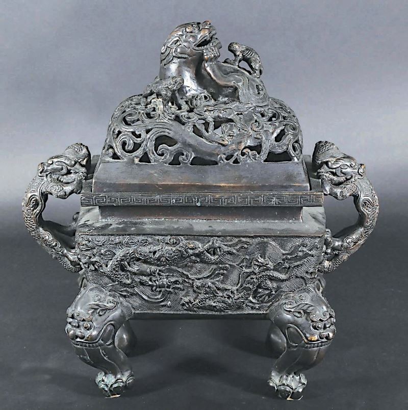 Grande incensiere in bronzo con coperchio traforato sormontato da cane di Pho e decoro di draghi a rilievo, Cina, XX secolo  - Asta Chinese Works of Art - Cambi Casa d'Aste