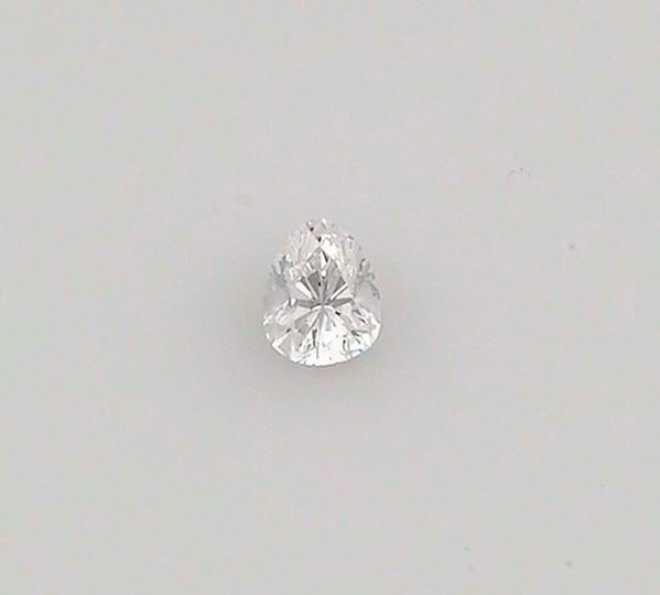 A drop-cut diamond solitaire weighing 1,10 carats