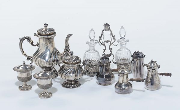 Lotto di modellini di oggetti in argento tra cui caffettiera, zuccheriere e cioccolatiere e altro