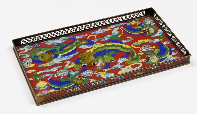Vassoio in metallo smaltato con decoro di draghi, Cina, XX secolo  - Asta Chinese Works of Art - Cambi Casa d'Aste