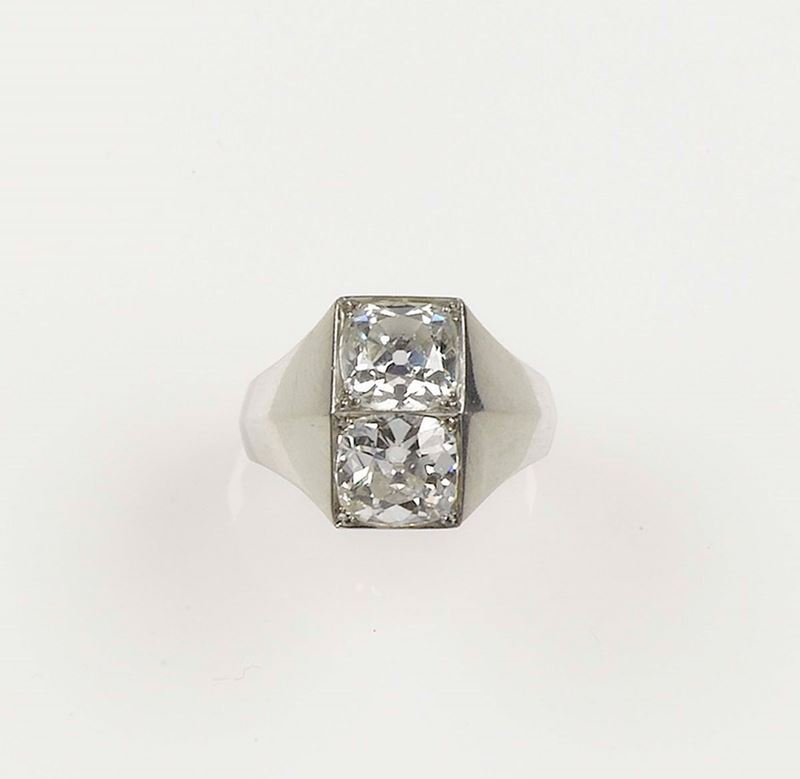 A diamond ring. The two cushion-cut diamonds of a total weight approx. 4,75 carats are mounted in platinum  - Auction Fine Jewels - Cambi Casa d'Aste