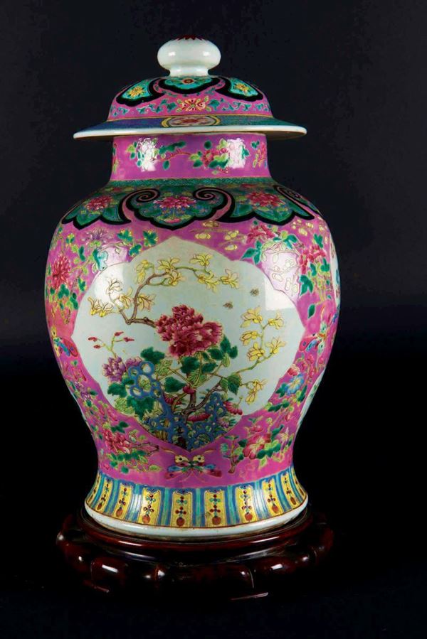 Potiche con coperchio in porcellana Famiglia Rosa con decoro floreale entro riserve, Cina, Dinastia Qing, XIX secolo