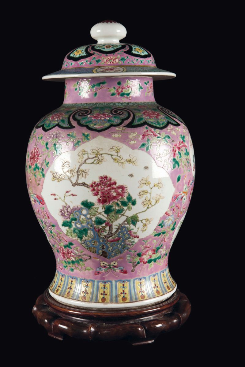 Potiche con Coperchio in Porcellana Famiglia Rosa con Decoro Floreale Entro Riserve, Cina, Dinast...