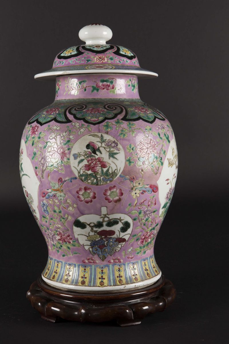 Potiche con Coperchio in Porcellana Famiglia Rosa con Decoro Floreale Entro Riserve, Cina, Dinast...