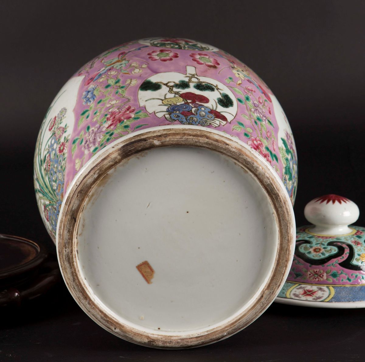 Potiche con Coperchio in Porcellana Famiglia Rosa con Decoro Floreale Entro Riserve, Cina, Dinast...