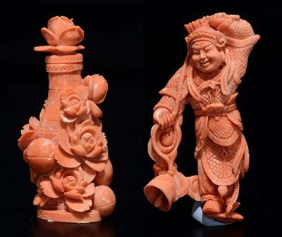 Lotto Composto da Due Piccoli Coralli, una Snuff Bottle a Forma di Vaso di Fiori ed un Suonatore ...