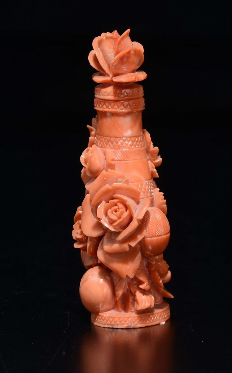 Lotto Composto da Due Piccoli Coralli, una Snuff Bottle a Forma di Vaso di Fiori ed un Suonatore ...