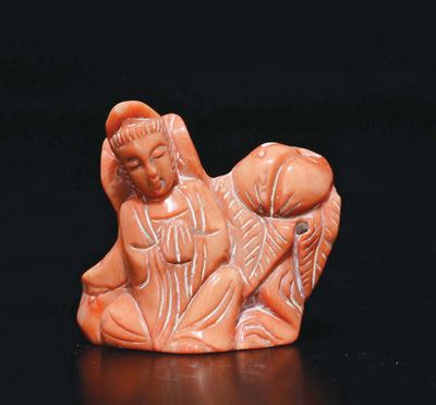 Piccola Figura di Guanyin Scolpito in Corallo, Cina, Inizio XX Secolo