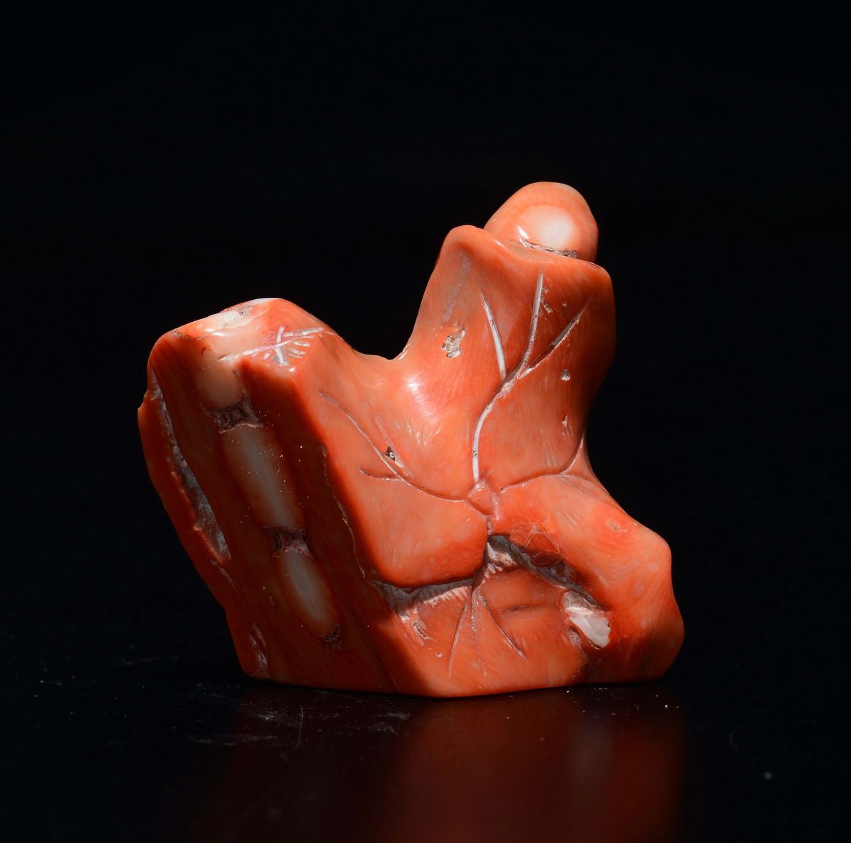 Piccola Figura di Guanyin Scolpito in Corallo, Cina, Inizio XX Secolo