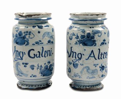 Coppia di Albarelli di Farmacia in Maiolica con Decoro “a Tappezzeria”, Savona XVII Secolo