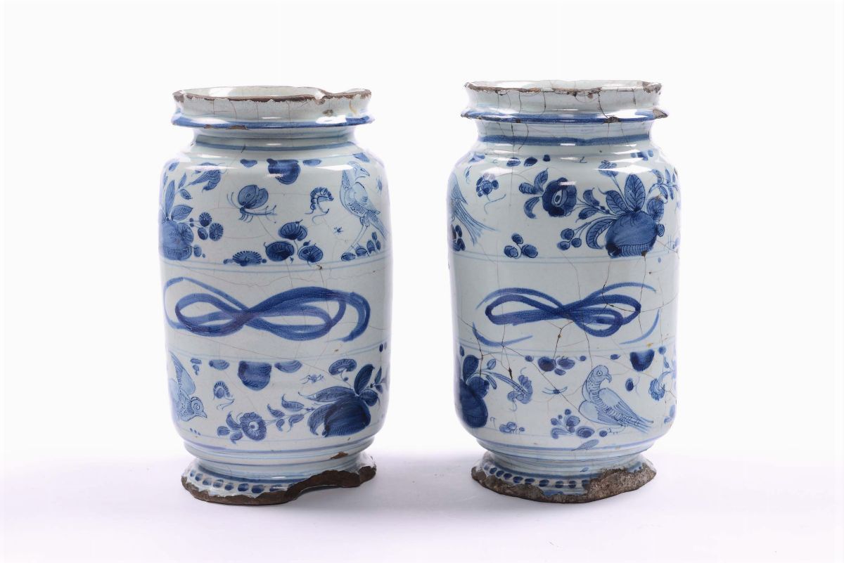 Coppia di Albarelli di Farmacia in Maiolica con Decoro “a Tappezzeria”, Savona XVII Secolo