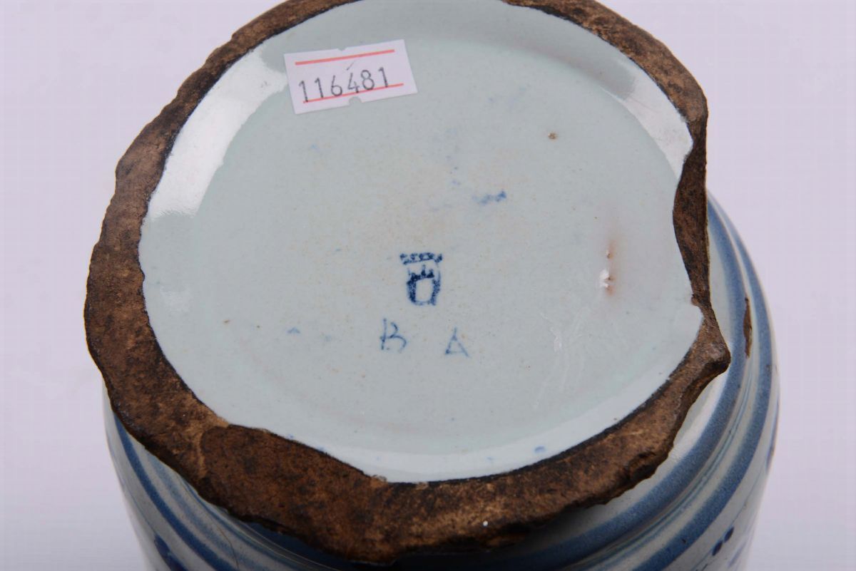 Coppia di Albarelli di Farmacia in Maiolica con Decoro “a Tappezzeria”, Savona XVII Secolo