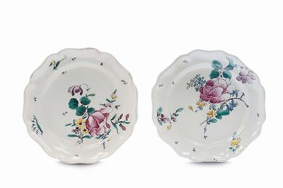Coppia di Piatti in Maiolica con Decoro alla Rosa, Jacques Boselly, Savona XVIII Secolo