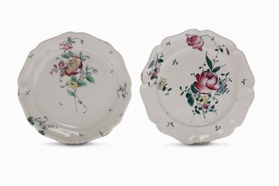 Coppia di Piatti in Maiolica con Decoro alla Rosa, Jacques Boselly, Savona XVIII Secolo