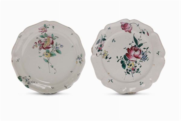 Coppia di piatti in maiolica con decoro alla rosa, Jacques Boselly, Savona XVIII secolo
