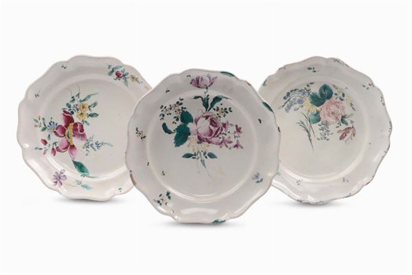 Tre piatti in maiolica con decoro alla rosa, Jacques Boselly, Savona XVIII secolo