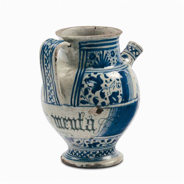 Orciolo in maiolica di farmacia a decorazione vegetale stilizzata, XVII secolo