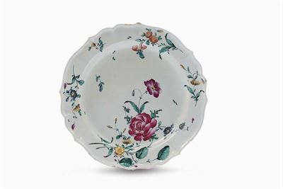 Piatto in Maiolica con Decoro alla Rosa, Ambito Emiliano XVIII Secolo