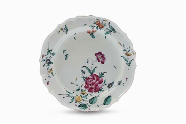 Piatto in maiolica con decoro alla rosa, Ambito emiliano XVIII secolo