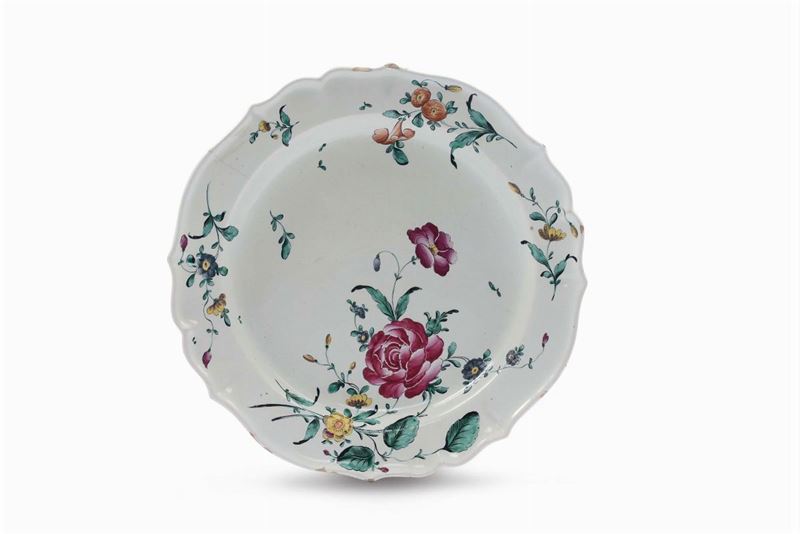 Piatto in maiolica con decoro alla rosa, Ambito emiliano XVIII secolo  - Auction Furnishings from the mansions of the Ercole Marelli heirs and other property - Cambi Casa d'Aste