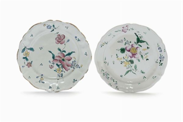 Un piatto in maiolica con decoro alla rosa marcato Jacques Boselly, Savona XVIII secolo; e altro piatto con ornato floreale simile, Lodi XVIII secolo