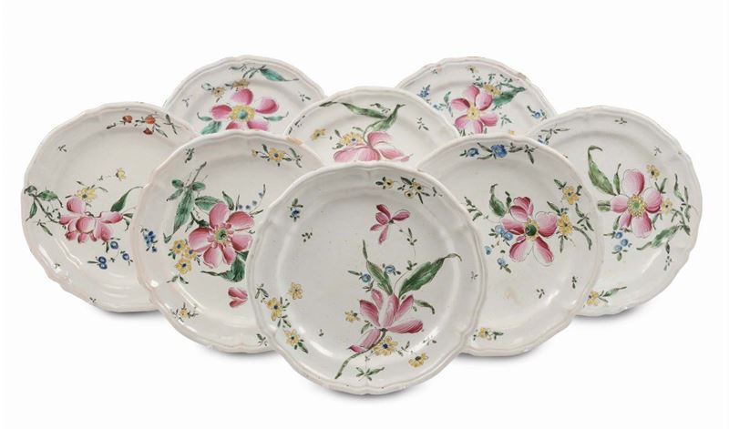 Lotto di otto piatti in maiolica con decoro alla rosa, Lodi o ambito emiliano XVIII secolo  - Asta Arredi dalle dimore degli eredi Ercole Marelli e altre provenienze - Cambi Casa d'Aste