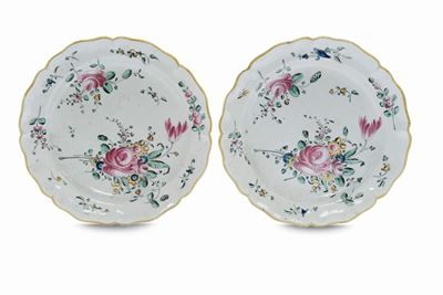 Coppia di Piatti in Maiolica con Decoro alla Rosa, Pesaro XVIII Secolo