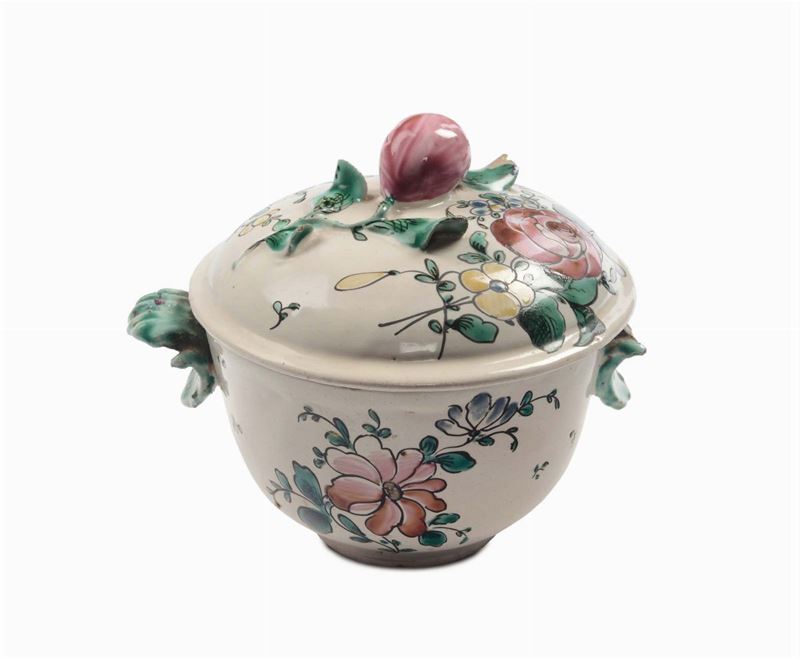 Tazza da brodo in maiolica con decoro alla rosa, Jacques Boselly, Savona XVIII secolo  - Asta Arredi dalle dimore degli eredi Ercole Marelli e altre provenienze - Cambi Casa d'Aste