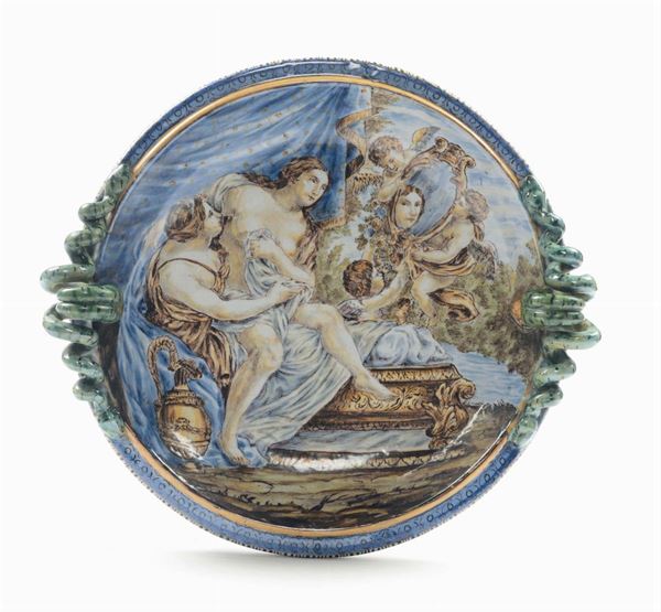 Sottocoppa in maiolica dipinta in policromia con putti e figure femminili, Castelli XIX secolo