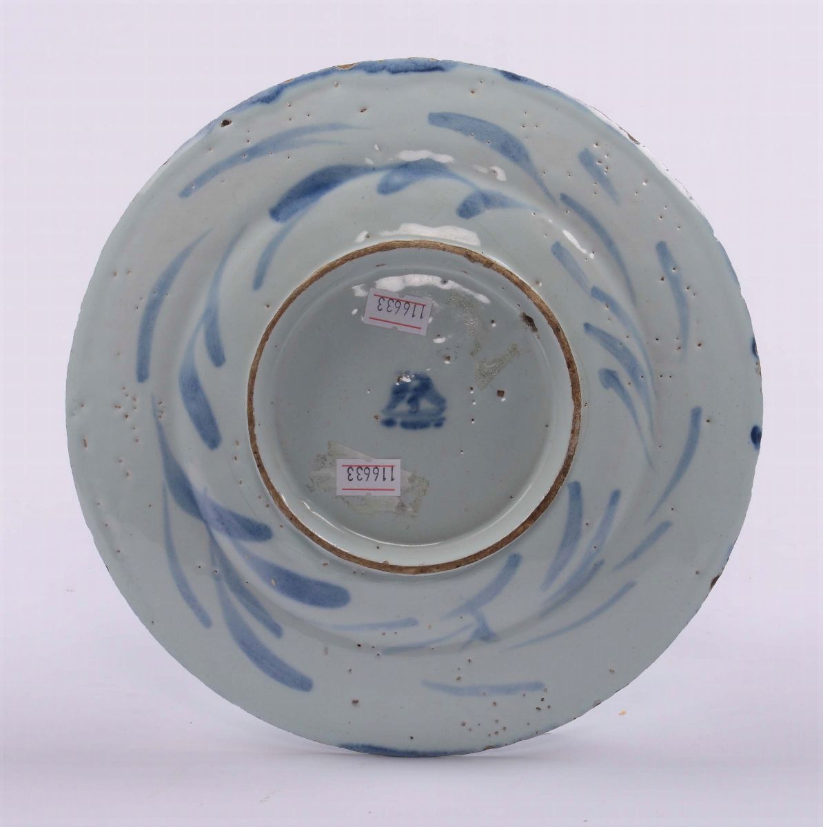 Piatto in Maiolica Decorato “a Scenografia Barocca”, Savona XVIII Secolo