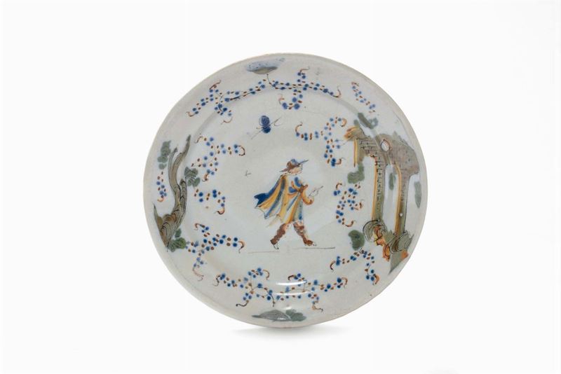 Piatto in maiolica con decoro a “figurette e rovine”, Savona XVIII secolo  - Asta Arredi dalle dimore degli eredi Ercole Marelli e altre provenienze - Cambi Casa d'Aste
