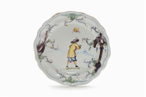 Piatto in maiolica con decoro a figuretta e rovine, Savona XVIII secolo