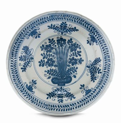 Piatto in Maiolica Decorato in Stile “calligrafico Naturalistico”, Torino XVII Secolo