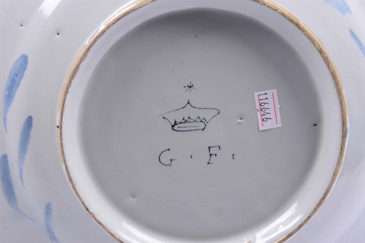 Piatto in Maiolica con Decoro a Scenografia Barocca, Albisola XVIII Secolo