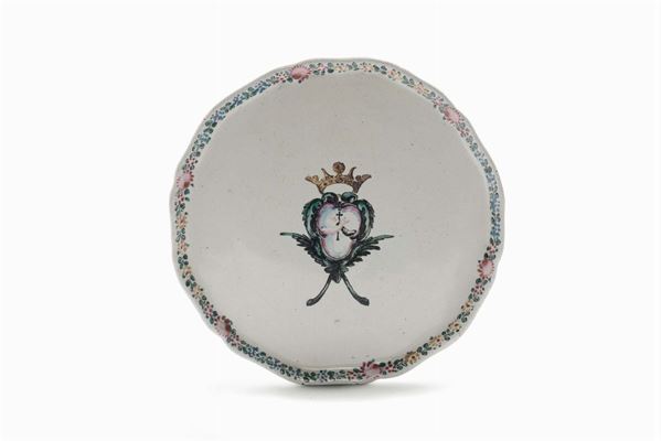 Sottocoppa in maiolica con stemma centrale, Jacques Boselly, Savona XVIII secolo