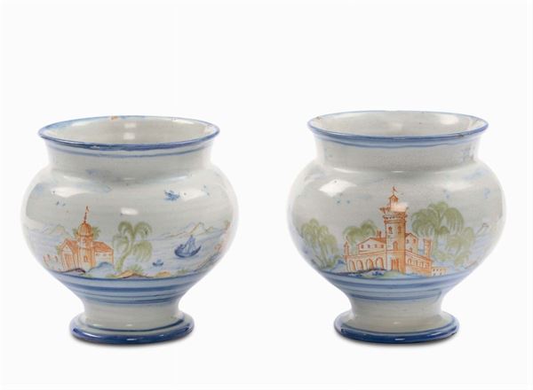 Coppia di pillolieri in maiolica con paesaggi costieri, XIX secolo