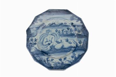 Piatto Dodecagonale in Maiolica con Decorazione “a Scenografia Barocca”, Savona XVIII Secolo