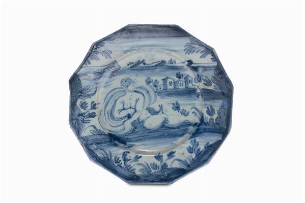 Piatto dodecagonale in maiolica con decorazione “a scenografia barocca”, Savona XVIII secolo
