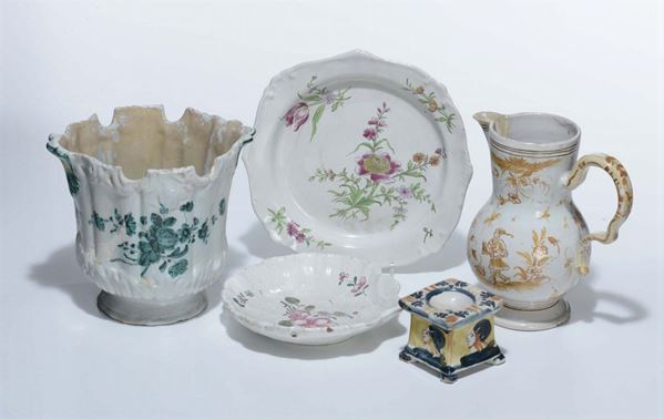 Lotto di oggetti in maiolica