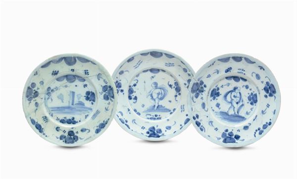 Tre piatti in maiolica, Savona, marca Lanterna, XVIII secolo