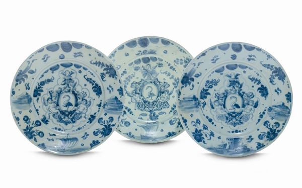 Tre grandi piatti maiolica bianca e blu, Savona marca Reale, XVIII secolo