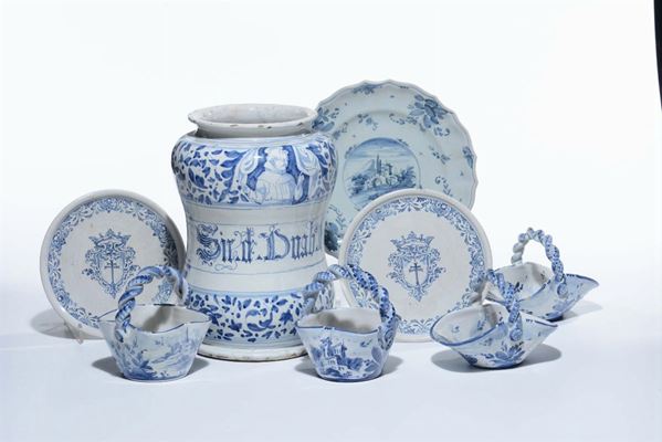 Lotto di oggetti in maiolica e porcellana