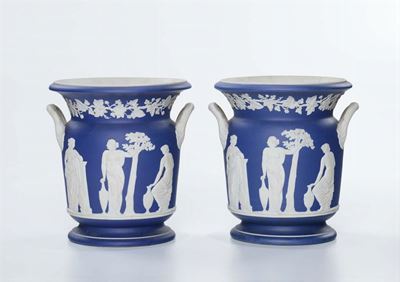 Coppia di Vasi in Bisquit con Scene Neoclassiche, XIX-XX Secolo