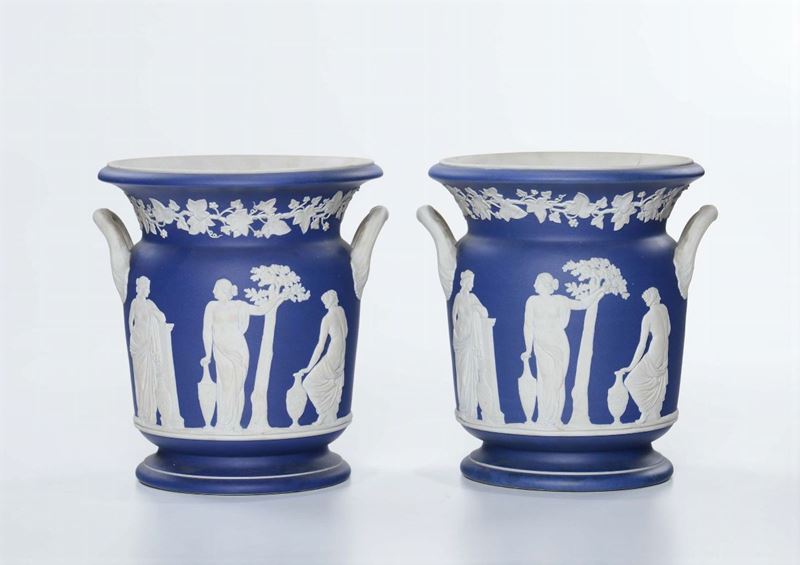 Coppia di vasi in bisquit con scene neoclassiche, XIX-XX secolo  - Asta Arredi dalle dimore degli eredi Ercole Marelli e altre provenienze - Cambi Casa d'Aste